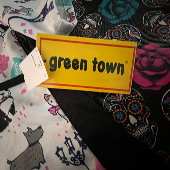 🆕 Green Town J'Adore Paris Women's 2-pocket STRETCH V-Neck Print Scrub Top - Picture 10 of 16